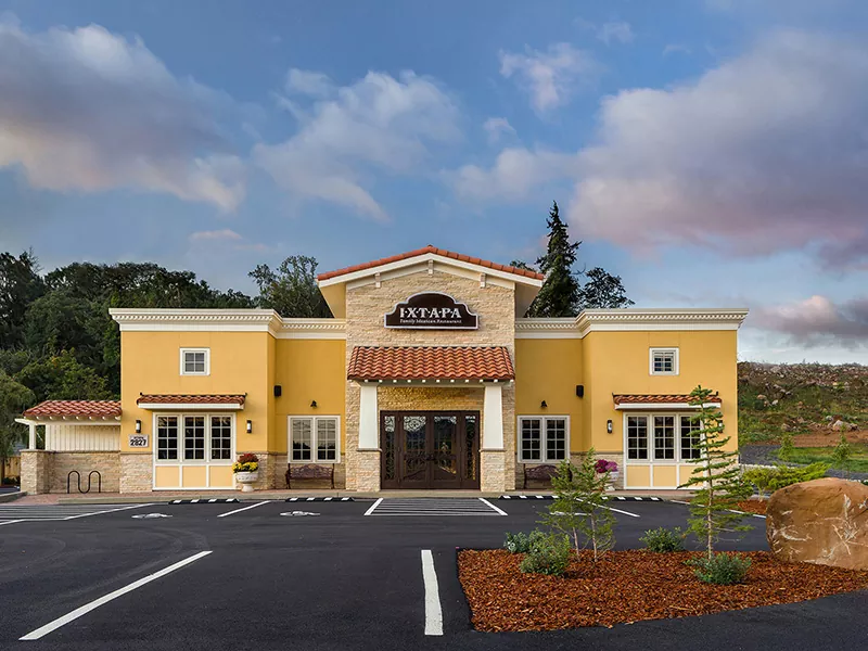Proč kovová budova restaurace nahrazuje tradiční stavbu restaurace?