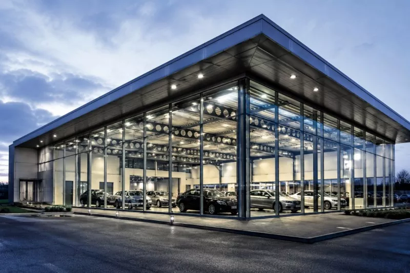 Proč je velkorozponový design hlavní výhodou konstrukce autosalonu s ocelovým rámem?