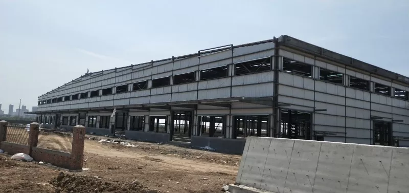 Prefabrikovaná stavba logistického skladu s modulární ocelovou konstrukcí