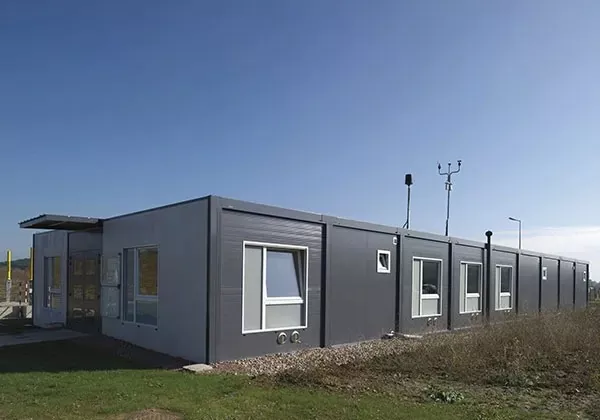 Stohovatelná kancelář z prefabrikovaných ocelových kontejnerů