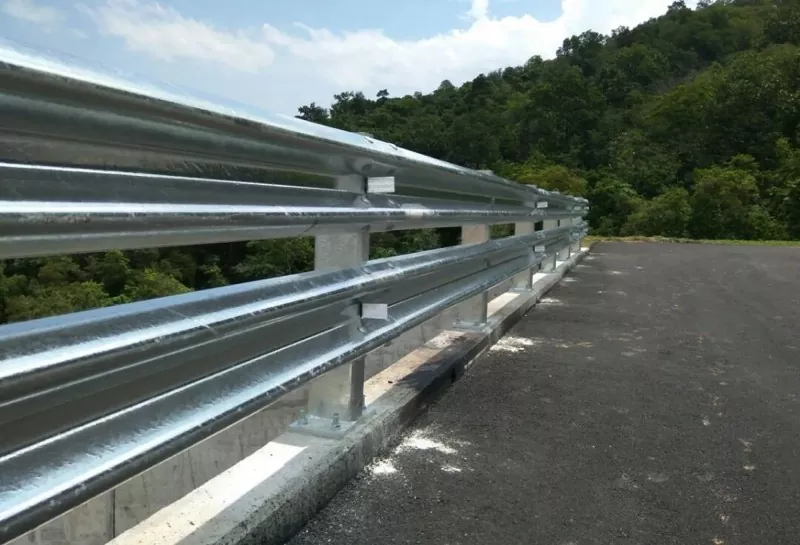 Ocelové zábradlí na dálnici